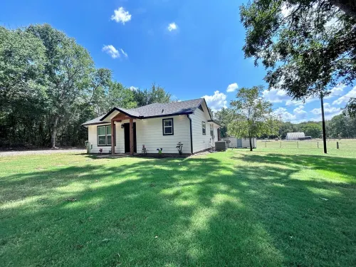 NEW!!! Fire pit AND golf!! LUXURY COUNTRY RETREAT in heart of MAJESTIC ETX!!!