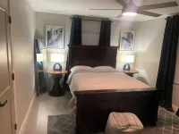 The Chic Getaway: 2BD/1BA Q Beds w/ Smart TVs 크라이튼 쇼핑센터 주변 호텔