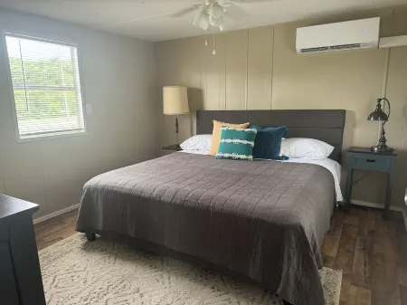 Quaint quiet mobile home 2 miles from Holly Creek marina!   Just remodeled!!