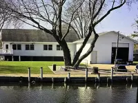 Charming 3+ bdrm 3 bath house in Oshkosh on Sawyer Creek & Fox River near EAA