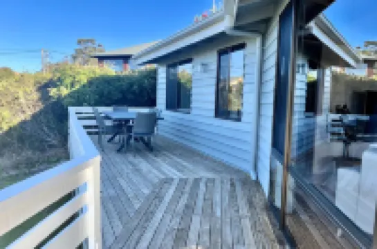 HEXAGON BEACH HOUSE - Great views of the Bay of Fires