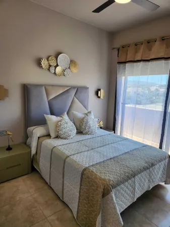 Ático Esquinero con Vistas al Valle del Este Golf con Piscina Comunitaria!