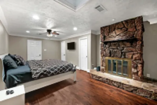 5BR Family Gem: Barbecue, Swim & Relax!