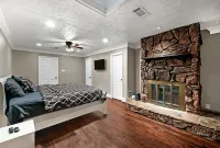 5BR Family Gem: Barbecue, Swim & Relax! Hotels in North Houston