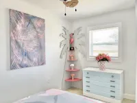 Adorable beach cottage 2/1, Sleeps 6, Pet Friendly, Minutes to Beach