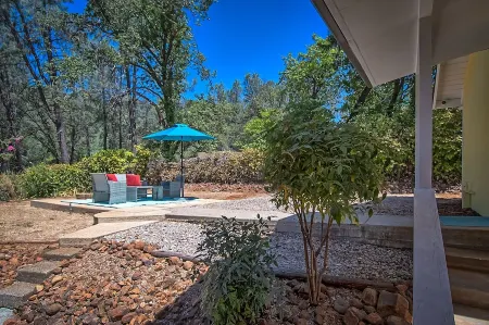Peaceful Cottage Retreat - 1 mile from Lake Shasta Отели рядом с достопримечательностью «Shasta Dam»