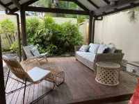 Stones throw to the beach Hotels in Four Mile Beach