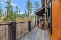 Summit Sunset, pet friendly! Hot Tub, Pool access, paved roads, luxury finishes
