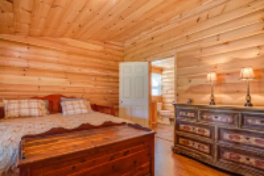 Piney Knob Lodge-15 Min to Lake Lure-30 Min to TIEC-Hot Tub -Stocked Pond-Creek