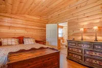 Piney Knob Lodge-15 Min to Lake Lure-30 Min to TIEC-Hot Tub -Stocked Pond-Creek