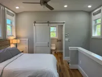 Lovely backyard cottage with easy access to metro, shops, dining!