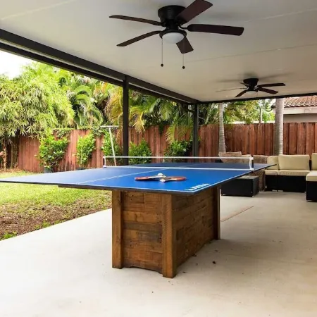LOVELY HOUSE IN THE HEART OF HALLANDALE BEACH Отели в г. Халландейл Бич