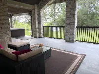 Countryside Serene Sunset Ranch: 50-acre luxury retreat, Hot tub, sleeps 10!