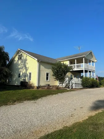 Large Bourbon Trail Farmhouse – Hot Tub, Gift Shop, Driving Range & Animals