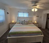 Beautiful, Pet friendly home on canal. Great for fishing, kayaks &  snowbirds