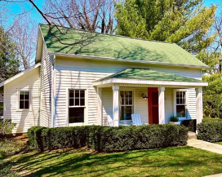 The perfect location! The Postcard Cottage in the heart of downtown Douglas. Hotels in Douglas