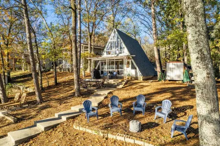 The Cozy Cove A Unique and Unforgettable Experience on Lake Hamilton Отели в г. Пайни