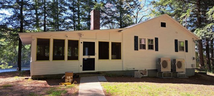 Waterfront camp on quiet part of Lake Winnisquam, dog-friendly, w/dock Hotéis em Meredith