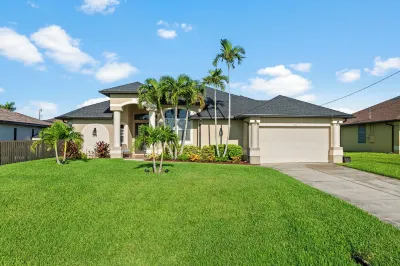 NEW! Stunning Home: Outdoor Heated Pool, Screened Lanai, close to the beach! Cape Coral Sport Complex附近的飯店