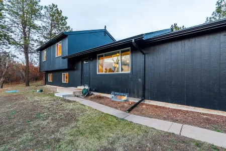 Wilderness Haven in Franktown - Private Getaway. Pet-Friendly!