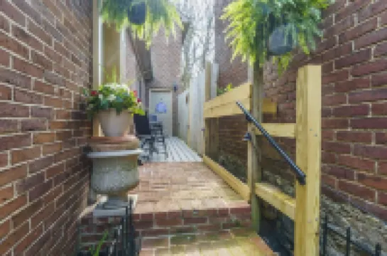 Bit and Bourbon Hotels in Woodford County