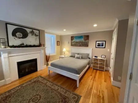 Downtown Escape ❤️ Deck, Fireplace, 95 WalkScore Отели рядом с достопримечательностью «St. John's Episcopal Church»