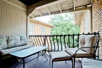 Small Studio Condo -Private Balcony -Free Parking