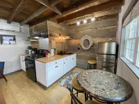 Cozy 2BR with Rustic Decor Near Downtown