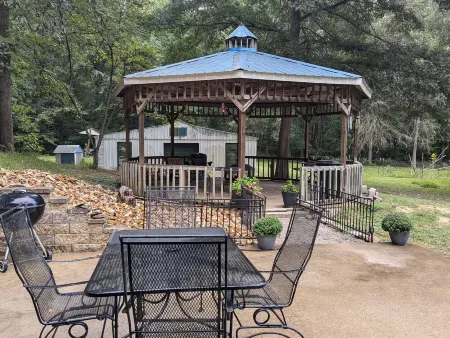 Beer and s'Mores Anyone? We've GOT You! Hunting Cabin Meets Weekend Hideout. Отели в г. Alexander County