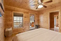 AVL Getaway •  Hot Tub •  Mnt View • Decks •  Pool Table