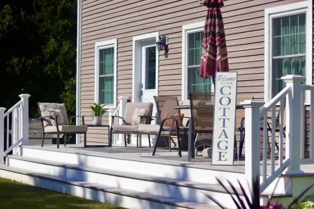 The Beach House: 8 min walk to Misquamicut, sleeps 5, beach parking/walk on pass Отели в г. Уэстерли