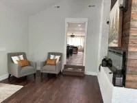 Newly Renovated home  just minutes from Downtown Hendersonville. فنادق في East Flat Rock