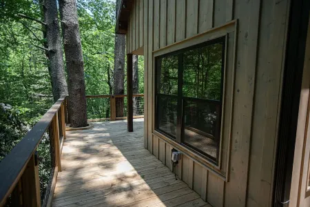 Al's Nest: Secluded Treehouse Overlooking Creek