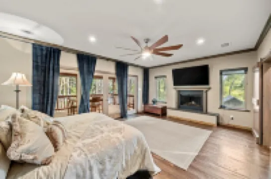 Luxury Cabin, 500’ Lake Front, 3 Acre Property on Lake Bob Sandlin!