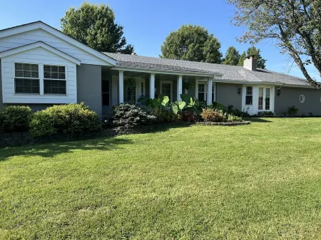 BACKYARD OASIS! Cozy and charming 60s Brick ranch with relaxing gazebo over pond Отели в г. Бун Тауншип