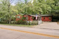 Historic Main St Wooded Bluff & Large Private Deck Luxury Lodging for Up to 6