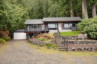 Waterfront Retreat w/ Dock, Views, Near Bellingham 레드 스퀘어 주변 호텔