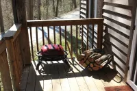 Secluded cabin perfect getaway for couples or ideal for small families!