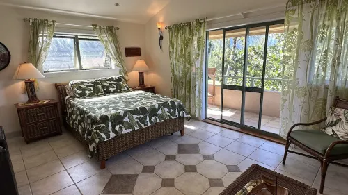 Beautiful, large studio with Mountain views from deck, beach access & A/C