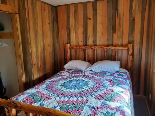 L Diamond E Guest Cabin #1 Rural luxury close to everything.