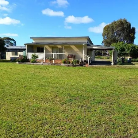 Aggies is a 2 bedroom cottage in a semi rural part of Goolwa. Close to the river