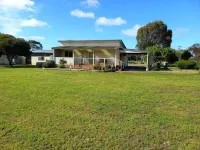 Aggies is a 2 bedroom cottage in a semi rural part of Goolwa. Close to the river Hotels in Goolwa