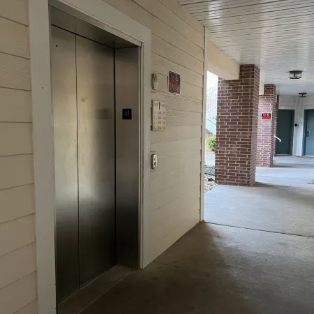 Gorgeous and Large Condo, Elevator, Pool, Ozark Views! Close to Branson strip!
