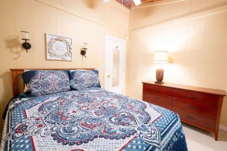 Waterfront cottage with dock on Lake Hartwell