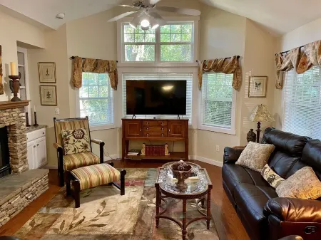 2.8 Miles to Downtown Highlands, Easy Access Отели рядом с достопримечательностью «Трейлхед фор Йеллоу Маунтин Трейл»