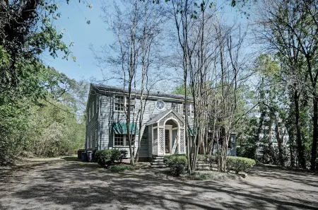 7Br City Retreat  Smart TVs, BBQ & Near Belhaven