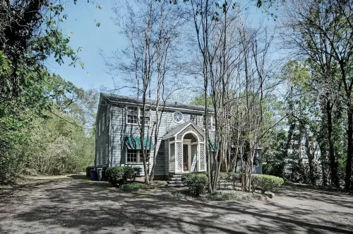 7Br City Retreat  Smart TVs, BBQ & Near Belhaven Hotels in Jackson