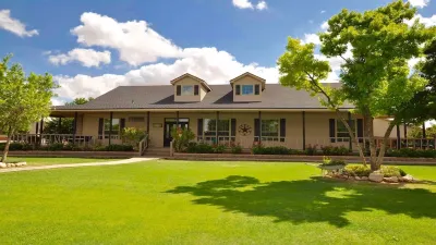 Luxury Living in a Country Setting and Minutes to Lubbock!