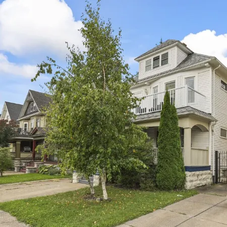 Cozy Upper 3 bed 2 full bath + loft + balcony