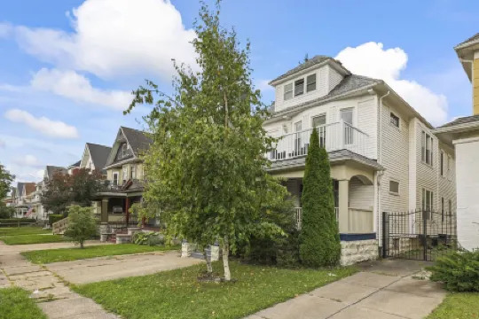 Cozy Upper 3 bed 2 full bath + loft + balcony